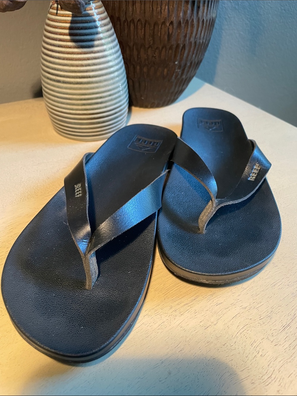 Reef black vegan leather flip flop Sz 8